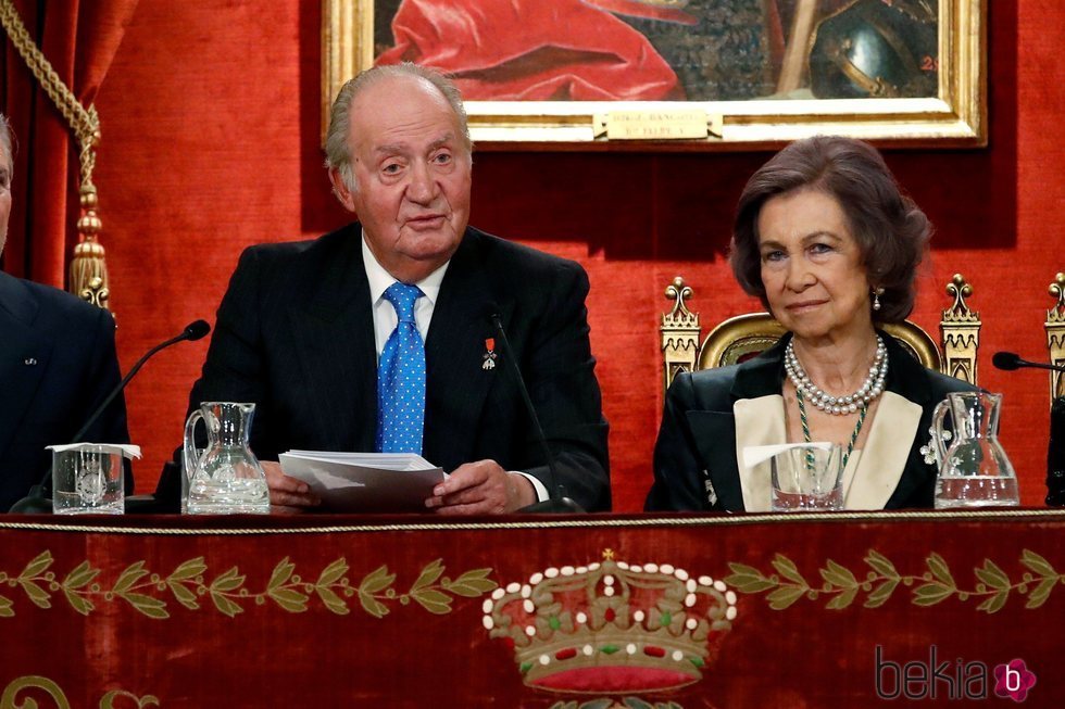 El Rey Juan Carlos da un discurso junto a la Reina Sofia en el acto académico que celebró su 80 cumpleaños