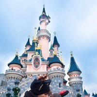 Sergio Carvajal y su novia Natalia Garcia Timofeeva besándose en Disneyland
