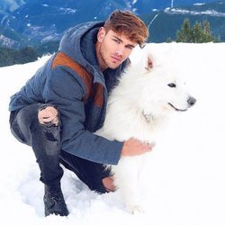 Sergio Carvajal con un perro en la nieve