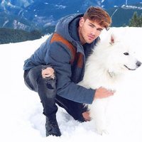 Sergio Carvajal con un perro en la nieve