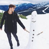Sergio Carvajal con un muñeco de nieve