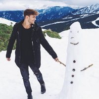 Sergio Carvajal con un muñeco de nieve
