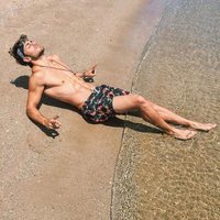 Sergio Carvajal presume de torso desnudo tomando el sol en la playa