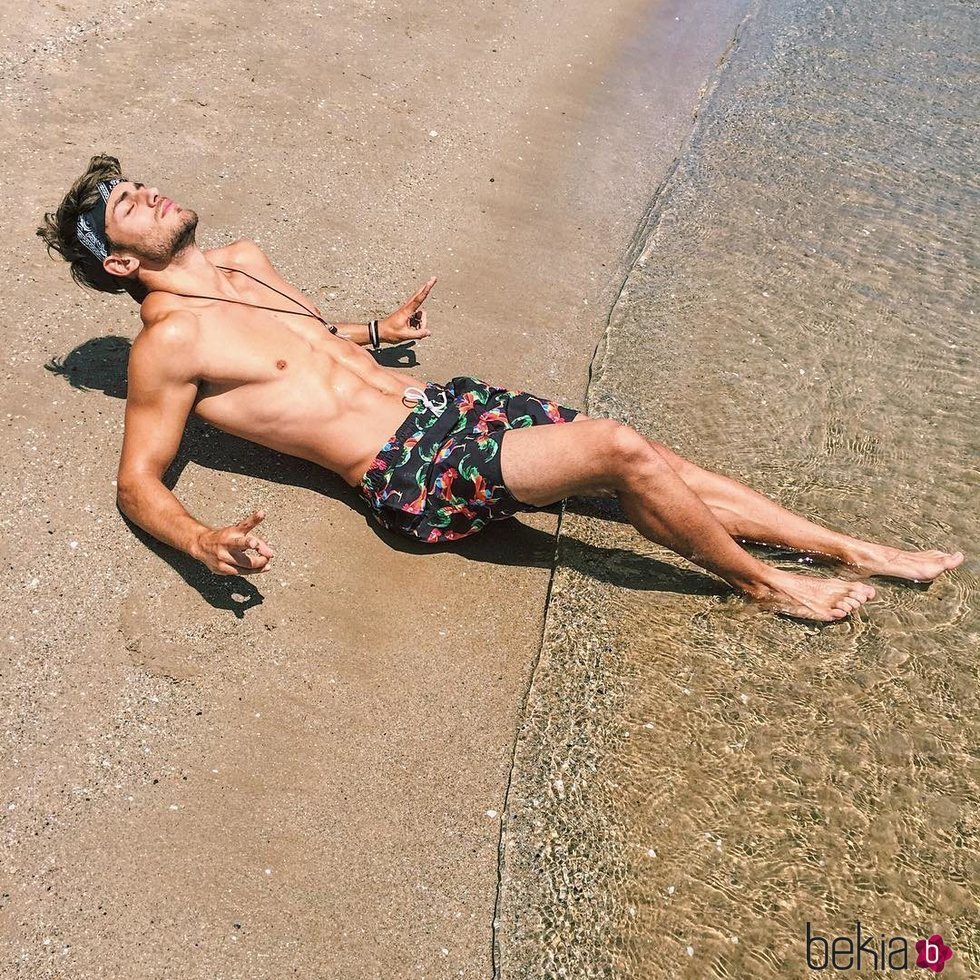 Sergio Carvajal presume de torso desnudo tomando el sol en la playa