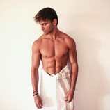 Sergio Carvajal desnudo aunque tapado con una toalla