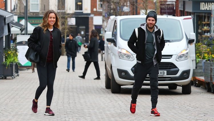 Juan Mata y Evalina Kamph paseando por las calles de Manchester