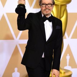 Gary Oldman tras ganar el Oscar a Mejor Actor en la Gala de los Oscar 2018