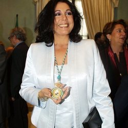 Isabel Pantoja con la Medalla de Oro de la Junta de Andalucía (2001)
