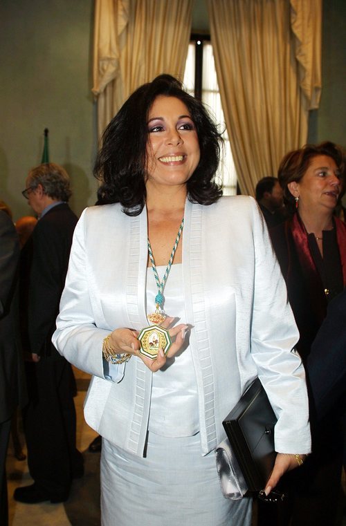 Isabel Pantoja con la Medalla de Oro de la Junta de Andalucía (2001)