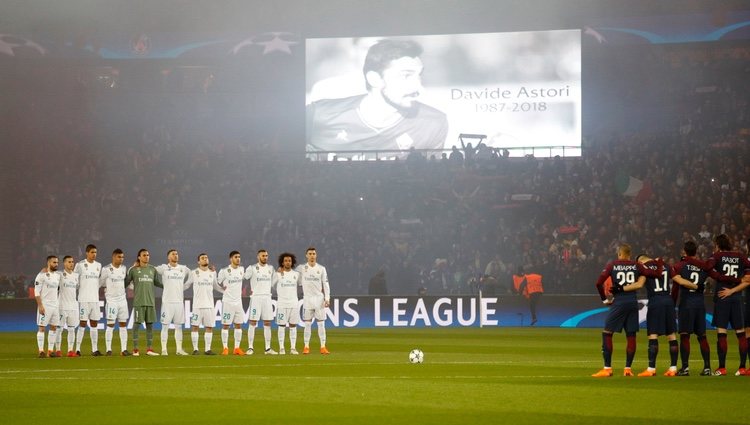 Real Madrid y Paris Saint-Germain rinden homenaje a Davide Astori por su muerte