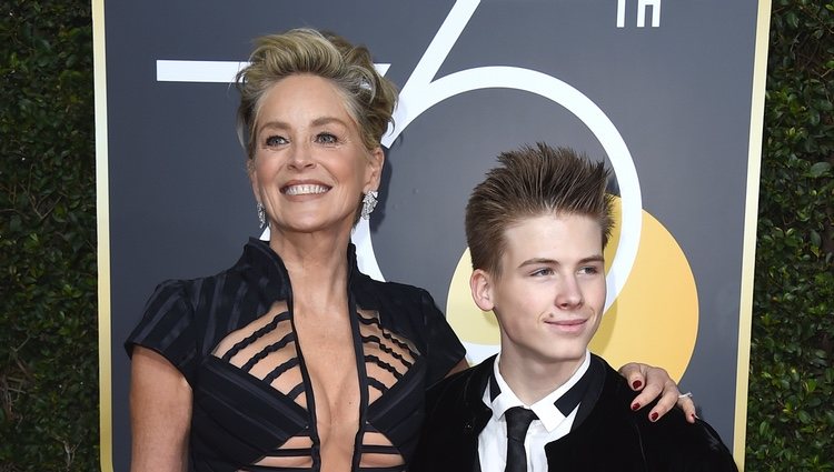 Sharon Stone en la alfombra roja de la Gala de los Globos de Oro 2018 junto a su hijo mayor Roan Joseph