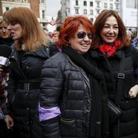 Ana Rosa Quintana y Rosa Villacastín durante la huelga del 8 de marzo por el Día de las Mujeres