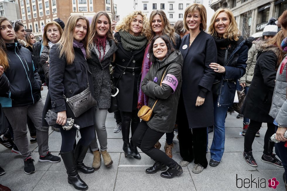 Susanna Griso y demás periodistas en la huelga del 8 de marzo por el Día de las Mujeres