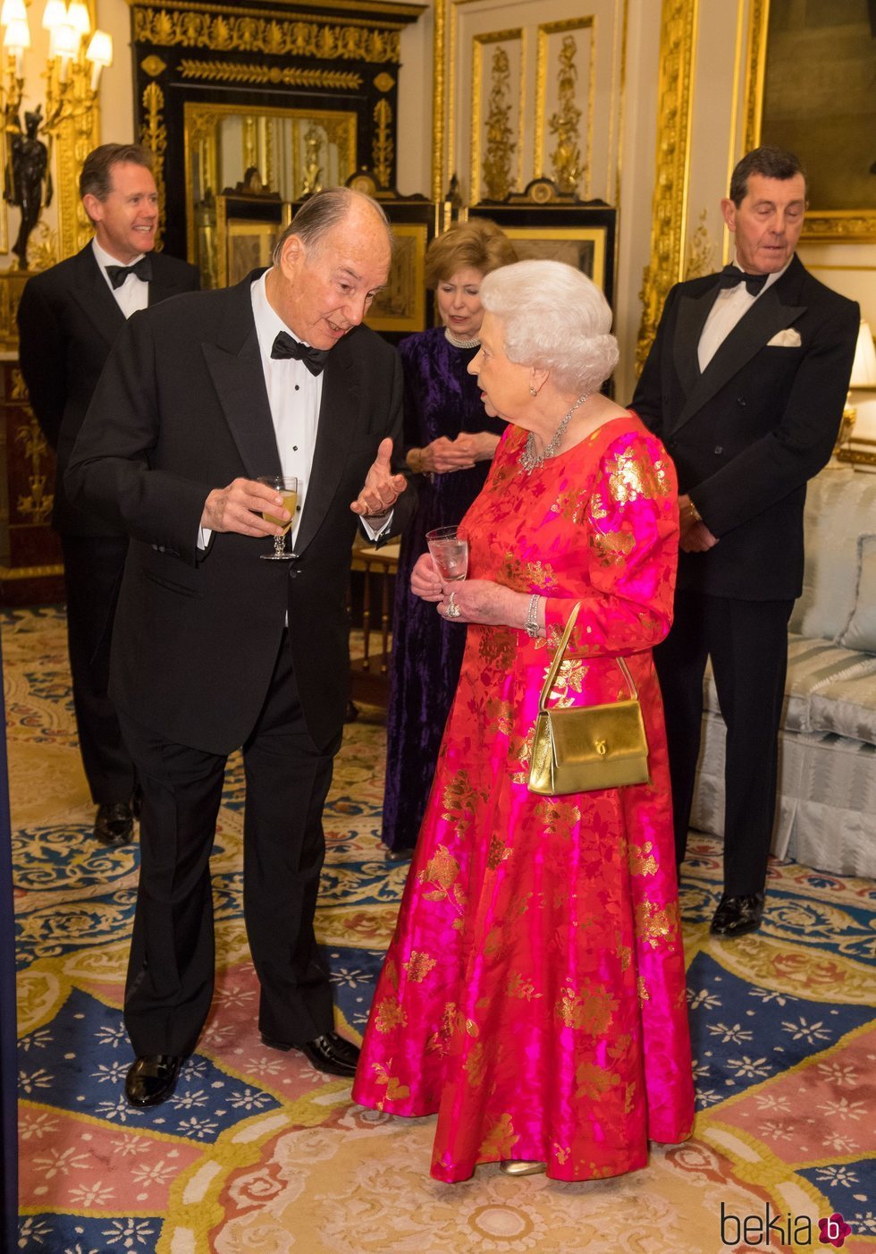 La Reina Isabel charlando con el Aga Khan en Windsor