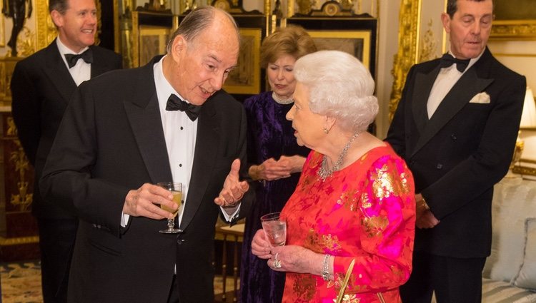 La Reina Isabel charlando con el Aga Khan en Windsor