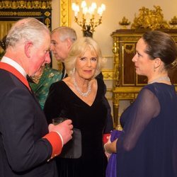 El Príncipe Carlos, Camilla Parker y el Príncipe Andrés con la Princesa Zahra Aga Khan