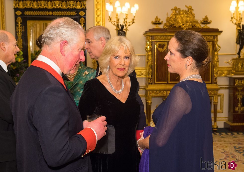 El Príncipe Carlos, Camilla Parker y el Príncipe Andrés con la Princesa Zahra Aga Khan