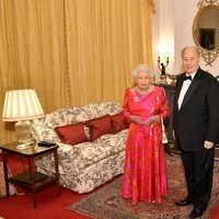 La Reina Isabel y el Aga Khan en Windsor tras una cena