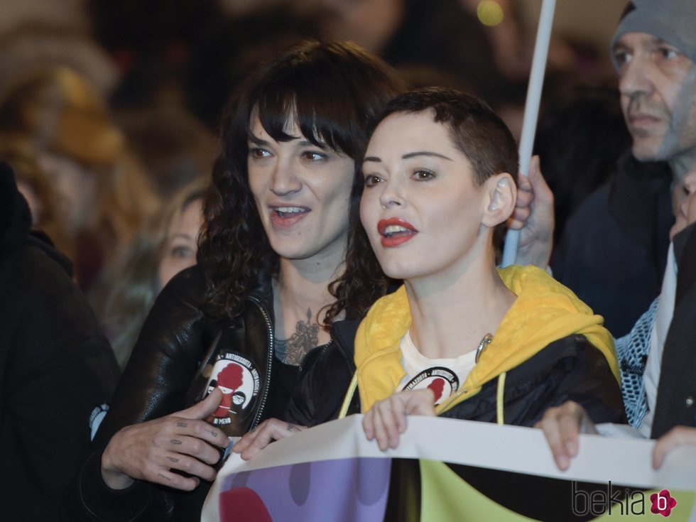 Rose McGowan y Asia Argento en una manifestación por el Día de las Mujeres en Roma
