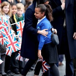 Meghan Markle abraza a una niña en Birmingham