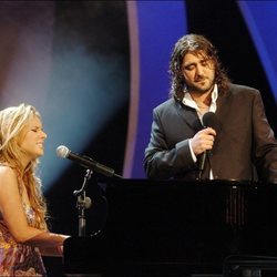 Lucie Silvas y Antonio Orozco cantando juntos