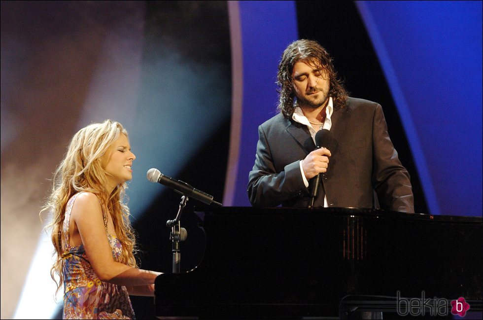 Lucie Silvas y Antonio Orozco cantando juntos