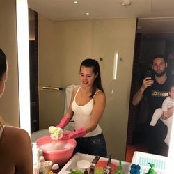 Malena Costa limpiando ante la atenta mirada de Mario Suárez y Mario