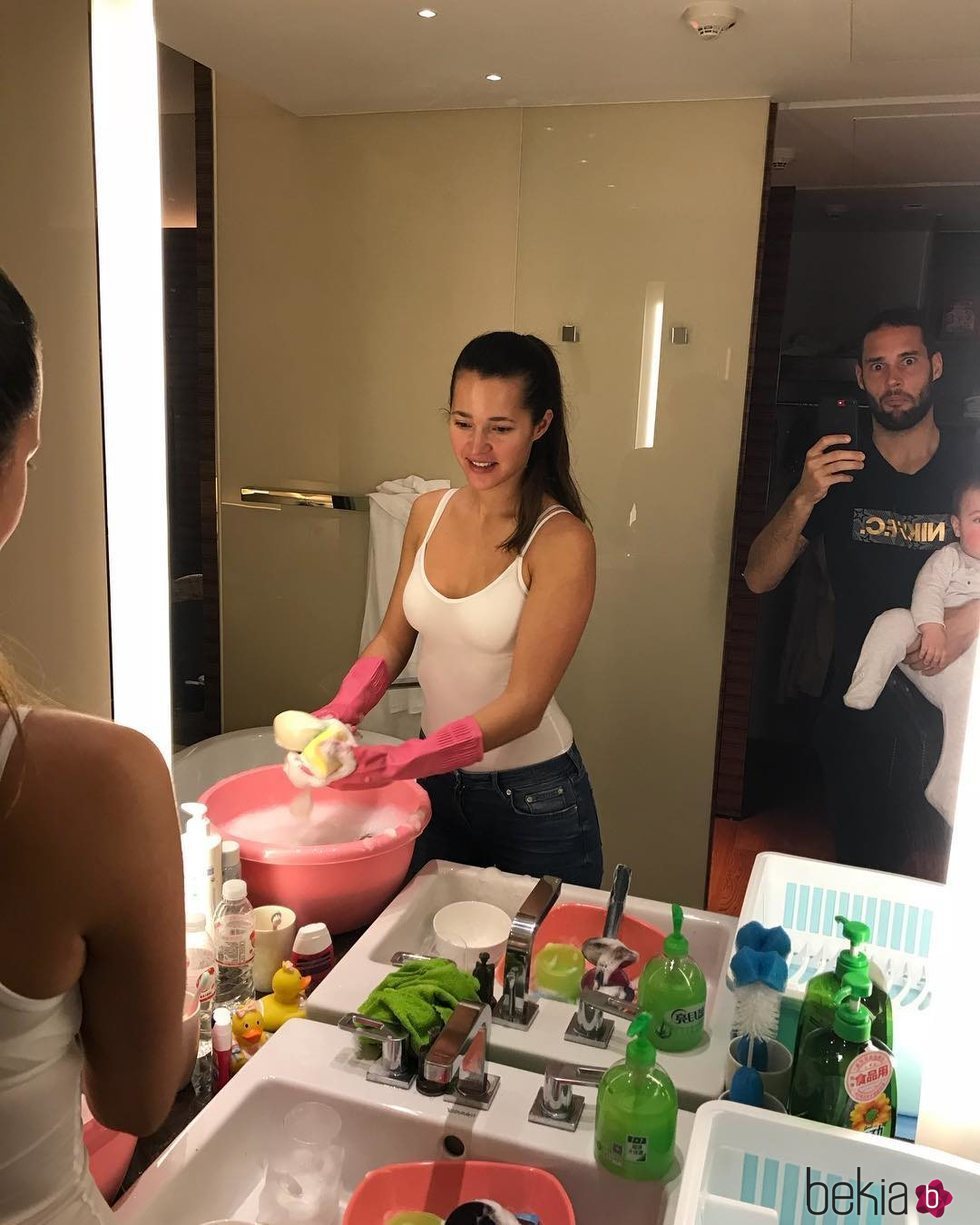 Malena Costa limpiando ante la atenta mirada de Mario Suárez y Mario