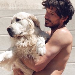 Andrés Velencoso con su perro Henry