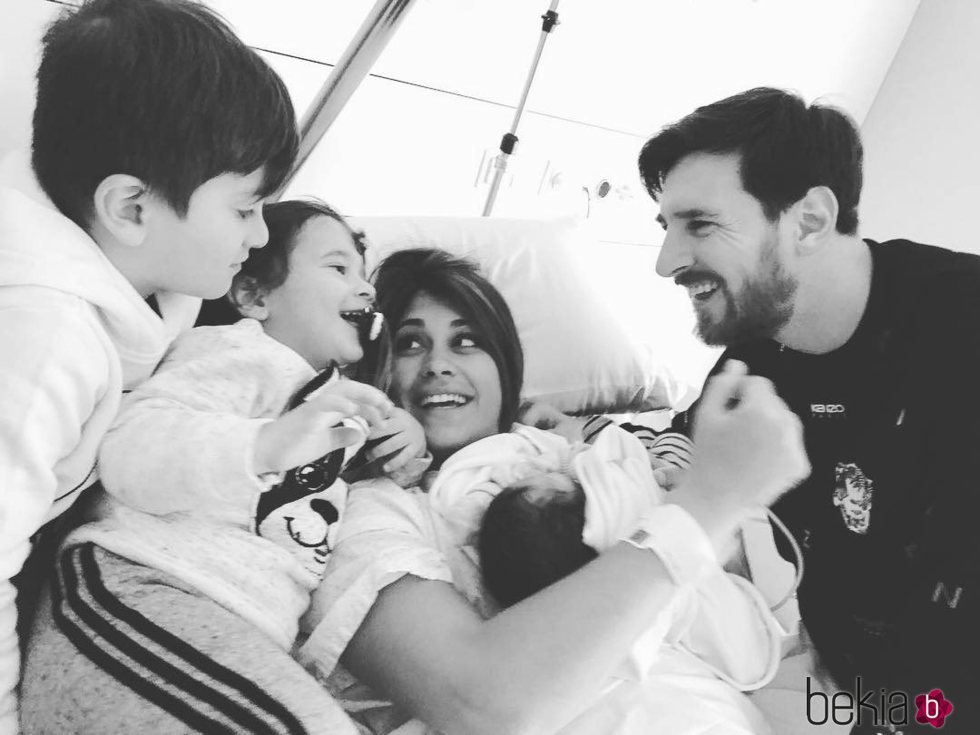 Leo Messi y Antonella Roccuzzo presentando a sus hijos Thiago y Mateo su hijo Ciro