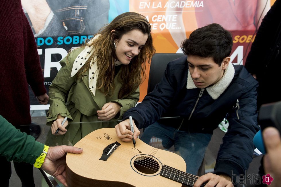 Amaia y Alfred en su primera y única firma de discos juntos en Madrid