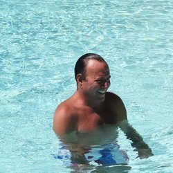 Julio Iglesias en la piscina durante sus vacaciones