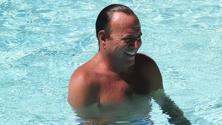 Julio Iglesias en la piscina durante sus vacaciones