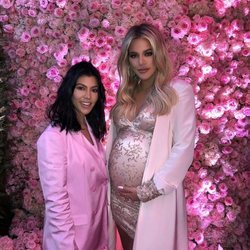 Kourtney Kardashian con khloe Kardashian durante su baby shower