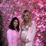 Kourtney Kardashian con khloe Kardashian durante su baby shower