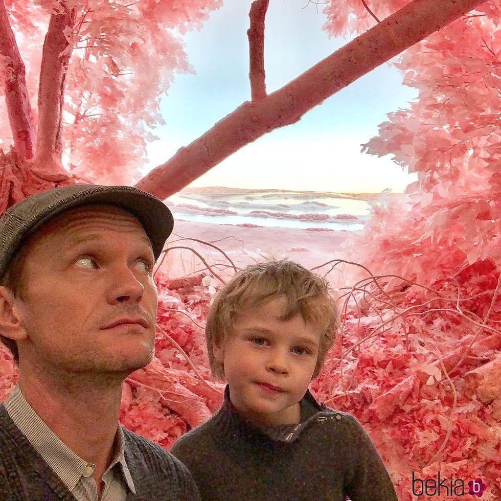 Neil Patrick Harris con su hijo en una exposición en Nueva York