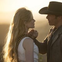 Evan Rachel Wood y James Marsden en un capítulo de la segunda temporada de 'Westworld'