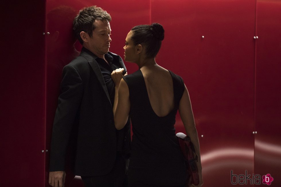 Rodrigo Santoro y Thandie Newton en un capítulo de la segunda temporada de 'Westworld'