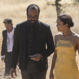 Jeffrey Wright y Tessa Thomspon en un capítulo de la segunda temporada de 'Westworld'