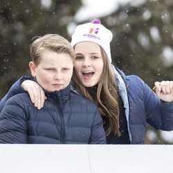 Sverre Magnus e Ingrid Alexandra de Noruega en el salto de esquí de Holmenkollen 2018