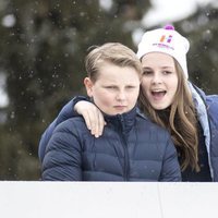 Sverre Magnus e Ingrid Alexandra de Noruega en el salto de esquí de Holmenkollen 2018