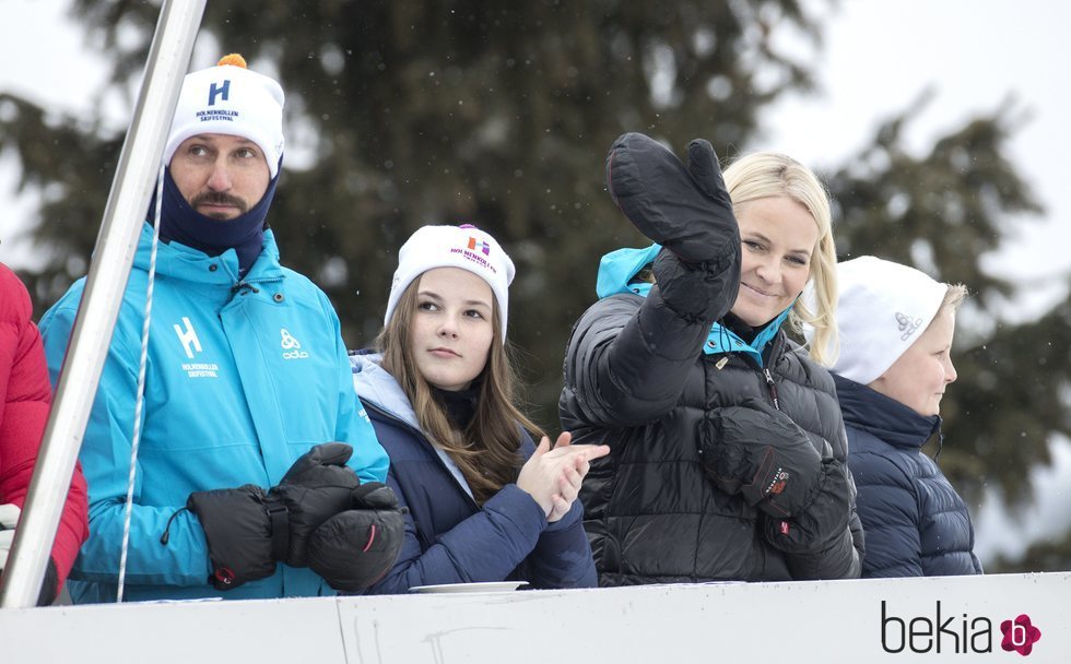 Haakon y Mette-Marit de Noruega con sus hijos Ingrid y Sverre en el salto de esquí de Holmenkollen 2018