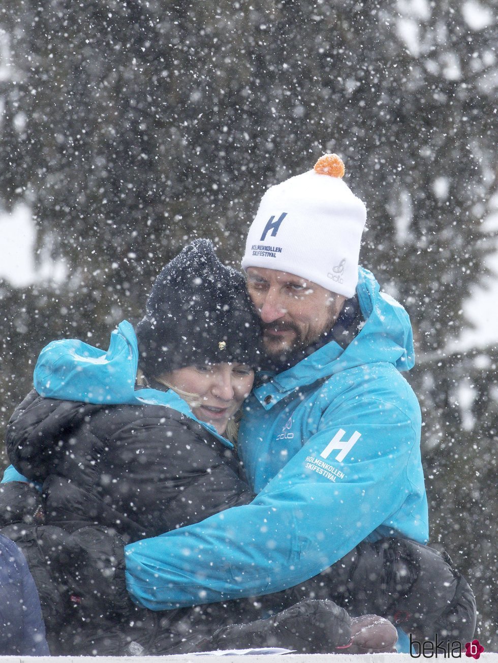 Haakon y Mette-Marit de Noruega se abrazan en el salto de esquí de Holmenkollen 2018