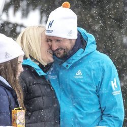 Haakon y Mette-Marit de Noruega, muy cómplices en el salto de esquí de Holmenkollen 2018