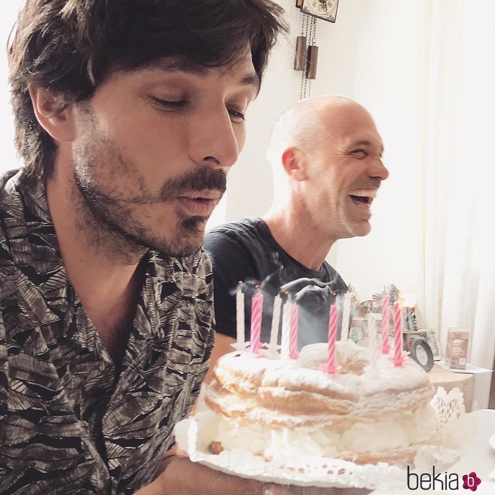 Andrés Velencoso soplando las velas de su 40 cumpleaños