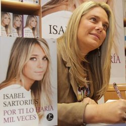 Isabel Sartorius firmando su autobiografía