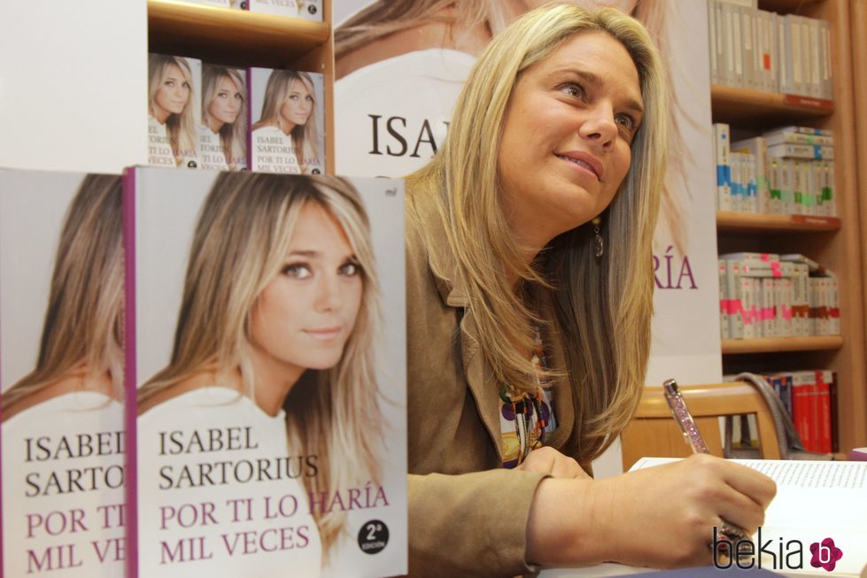 Isabel Sartorius firmando su autobiografía
