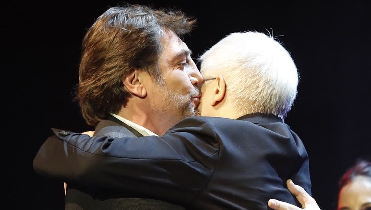 El increíble abrazo de Javier Bardem con Juan Carlos Corazza Premios Unión de Actores 2018