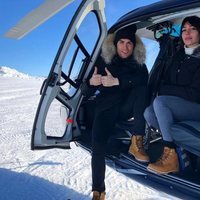 Cristiano Ronaldo y Georgina Rodríguez aterrizando en helicóptero en la nieve