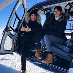 Cristiano Ronaldo y Georgina Rodríguez aterrizando en helicóptero en la nieve